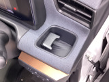 運転席助手席には専用のカップホルダーを装備しています。