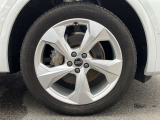20インチ純正アルミホイール装備 全車両に標準装備の純正アルミホイールは、純正ならではのバランスの良いデザインと、走行安定性をお楽しみ頂けます。