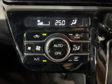 【オートエアコン】一度お好みの温度に設定すれば、車内の温度を検知し風量や温度を自動で調整。暑い&hellip;寒い&hellip;と何度もスイッチ操作をする必要はありません。快適な車内空間には必須の機能ですね♪