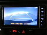 バックガイドモニター付き。車両後方の映像をナビ画面に表示し、駐車などの後退操作をサポートします。