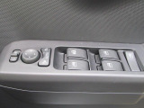 運転席ドアのパワーウィンドウスイッチと電動ドアミラーのスイッチです。