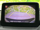 狭い場所での駐車も安心。後方の状況を画面で確認できるので、安全に駐車操作を行うことができます。