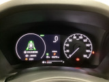 ハイブリット車専用のメーターです。右側の大型スピードメーターに加え、ステアリングスイッチを使って左のマルチインフォメーション・ディスプレイで燃費や動力伝達などの情報が見れるようになっています。