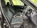 座り心地の良いシートが、ドライバーを優しく包み込みます。快適な運転環境を約束します。
