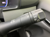 操作しやすいウインカーレバーで、スムーズな車線変更をサポート。オート機能も搭載し、操作性を高めています。安全な運転に貢献します。