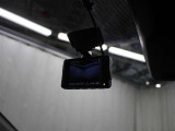 交通事故処理の迅速化等、運転中の「万が一」を記録してくれ、もしもの時も心強いドライブレコーダーを装備しています。