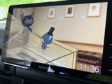 停車中には、テレビや動画コンテンツを楽しむことができます。長距離移動の際の休憩時間に、リラックスした時間を過ごせます。後部座席の方にも喜ばれます。