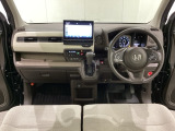 車内は光触媒抗菌消臭施工済です。スタイリッシュなデザインで暖かみのあるインパネ周りを演出します。グローブボックスやカップホルダーのほかにトレーなどたくさんの収納スペースが装備されています。