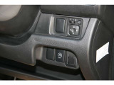 運転席からサイドミラーの角度調整ができます。駐車時には折り畳める電動格納式ミラーです。