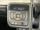 【オートエアコン】一度お好みの温度に設定すれば、車内の温度を検知し風量や温度を自動で調整。暑い&hellip;寒い&hellip;と何度もスイッチ操作をする必要はありません。快適な車内空間には必須の機能ですね♪