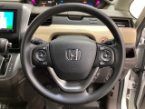 ハンドルにHondaセンシング系のクルーズコントロールやレーンキープアシストなどのスイッチが装備されています。ハンドルから手を離さず安全に操作できます。