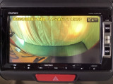 ギヤをR(バック)に入れるとナビの画面に後ろの映像が映るリアカメラ付です。後退時、コンディションが悪い視界でもカラーバックモニターがドライバーをサポートします。