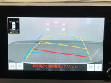 【バックガイドモニター】後方の映像をナビ画面に表示するだけでなく、ステアリング操作に連動して動くガイド線も同時に表示!予想進路の確認をしながら後退できるので便利です!