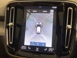 【360&deg;ビューカメラ】4台の高解像度カメラで360度の鳥瞰図を表示。隣の車や壁、死角にある障害物などを画面で確認できるため、狭いスペースでの駐車・出入りも安心です。