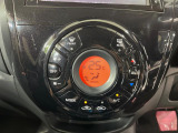 【オートエアコン】一度お好みの温度に設定すれば、車内の温度を検知し風量や温度を自動で調整。暑い&hellip;寒い&hellip;と何度もスイッチ操作をする必要はありません。快適な車内空間には必須の機能ですね♪