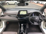 シンプルながら機能性溢れる運転席廻りです。視界性もよく、運転しやすいですよ。