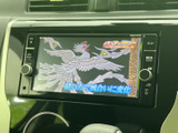 停車中にはTVの視聴も可能。長距離移動のお供に、エンターテイメント機能が充実しています。後部座席の方も楽しめますね。