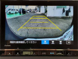 目安となるガイドライン付きのバックカメラを装備しているので、慣れない場所での車庫入れも安心です。