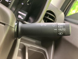 操作しやすいウインカーレバーで、安全な車線変更をサポート。直感的に操作できるので、運転に集中できます。夜間でも見やすい表示もポイントです。