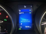 【ブラインドスポットモニター】隣の車線を走る車をレーダーで検知。ドアミラーでは確認しにくい後方エリアの車を検知して、ドアミラーに搭載されたLEDインジゲーターが点灯して注意を喚起してくれます。