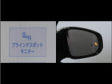 隣車線を走る車両をレーダーで検知し、ドアミラーでは確認しにくい後側方エリアに存在する車両に加え、急接近してくる車両も検知します。車両を検知するとドアミラーに搭載されたLEDインジケーターが点灯します。