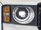 【LEDヘッドライト】悪天候や夜間走行時も良好な視界を確保し安心して運転できる高輝度LEDヘッドライトを装備!点灯速度が早く、消費電力も抑えられています。
