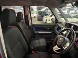 運転席の画像です。足元やシートまわりに余裕があり、リラックスした姿勢で運転が可能です。視界も良好で操作系へのアクセスもしやすく、快適で安心感のあるドライブをサポートします。