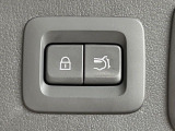 【パワーバックドア】スマートキーや運転席のボタンを押すだけでリアゲートが自動で開閉します!荷物を持っている時や、高い位置にあるバックドアを閉める際に便利な機能です♪