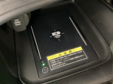 センターコンソールにはワイヤレス充電器を装備してます。Qi(チー)規格対応のスマートフォンなどを置くだけでワイヤレスで充電可能です。またスマートフォンの充電可能なUSB端子なども別途装備しています。