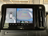 高画質のディスプレイが、運転の快適性を向上させます。バックカメラと連携することで、狭い場所でも安心して駐車操作をサポートします。