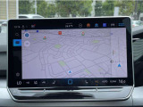 12.9インチディスプレイによるスマートフォン用アプリ[Apple CarPlay][Android Auto]対応の純正インフォテイメントシステム「Discover」を装備、ナビ、ラジオのほか、US