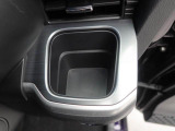 カップホルダーは運転席や助手席からちょうど手の届く位置です!!