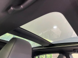 【ガラスルーフ】ガラスルーフ搭載で車内の解放感が一気にアップ!開放的なドライブをお楽しみいただけます。