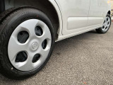 車のデザインにマッチした、純正スチールホイール!