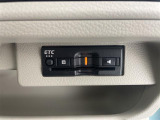 【ETC】有料道路を利用する際に料金所で停止することなく通過できる、ETC車載器(ノンストップ自動料金収受システム機器)が装備されています。セットアップを行うことで利用可能になります。