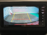 【バックモニター】ガイドライン表示機能付きバックカメラ装着車です。バックでの駐車時など後方の安全確認ができて安心安全です♪