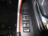 運転席オート機構付ワンタッチ式パワーウィンドウが付いています。(挟み込み防止機能付)