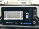 後方の状況をわかりやすく表示するバックモニター。駐車時の安全性を高め、運転をサポートします。