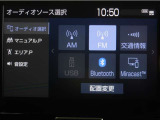 ディスプレイオーディオを装備。スマートフォンと車を繋ぐことで、これまでのナビに加えて色々なサービスが楽しめます。
