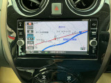 通信ユニット内蔵の日産純正メモリーナビ(MM318D-W)装備、スマホアプリと連動、音声対話検索などに対応した高機能ナビ。多彩なメディア再生。