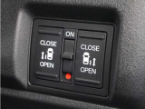 ◆両側電動スライドドア◆狭い駐車場でも乗り降りが楽々♪お子様が隣の車にドアを当ててしまう心配もございません!小さなお子様連れの方もこれで安心。