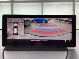 狭い場所での駐車やすれ違いなどでより的確な運転操作に役立つ360&deg;ビューモニターが装備されています。