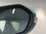 ブラインドスポットモニター(BSM)を装備しています。隣を走る車両が死角に入るとミラー内LEDインジケーターが点灯。さらに、ウィンカーを出すとインジケーターが光って点滅して注意を促してくれます。
