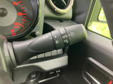操作感の良いウインカーレバーで、安全確認を怠らずにスムーズな車線変更をサポートします。直感的に操作できるので、運転に集中できます。