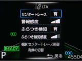 レーンディパーチャーアラートとは車線、又は走路からの逸脱の可能性を警告すると共に、車線、又は走路からの逸脱を避けるためのハンドル操作の一部を支援する機能です。詳細は販売店スタッフまでお尋ね下さい。