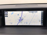 【10.3インチワイドディスプレイ】メニューと地図画面の2画面表示でも見やすく、画面に直接タッチして操作が可能。機能の詳細は展示店舗までお尋ねください。