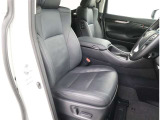 見えないところまで徹底洗浄!中古車をキレイで気持ちよくお乗りいただけるよう、トヨタ認定中古車はしっかりクリーニング。エンジンルームやシートを外した洗浄まで目に見えないところまで徹底的に洗浄しています。
