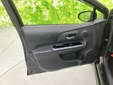 運転席からの眺めは良好で、周囲の状況をしっかり確認できます。操作系の配置も人間工学に基づき、快適な運転をサポート。