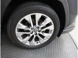 かっこいいホイールですね。 車のイメージを大きく左右するホイール部分はコダワリを持ちたいですね。
