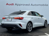Audiは、流れるウィンカー、リアの横幅を強調する水平基調のデザインで、安定感・ワイド感を演出しております。